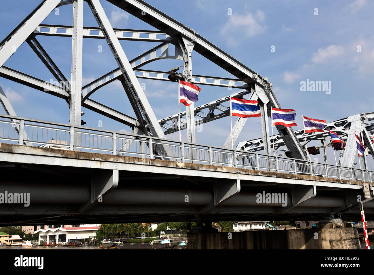 Krung Thon Bridge est un pont de 6 s'étend sur plus de la Chao Phraya à Bangkok, en Thaïlande. Il se compose d'une superstructure en acier reposant sur le béton Banque D'Images