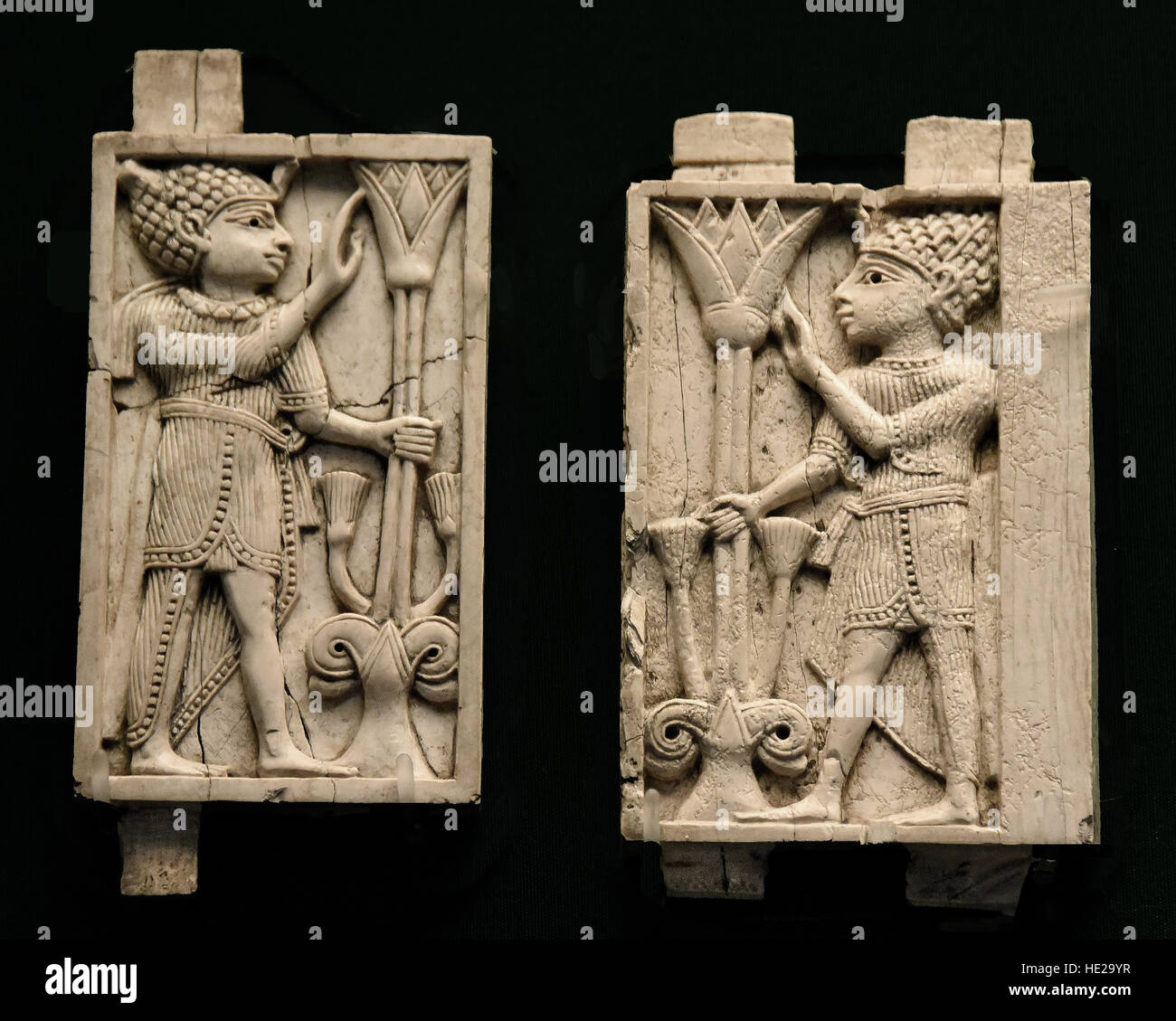 5997. Plaque en ivoire représentant un homme égyptien tenant une fleur de lotus. Art phénicien de Nimrud, Mésopotamie (aujourd'hui l'Irak) c. 9-8ème. C. C.-B.). Banque D'Images