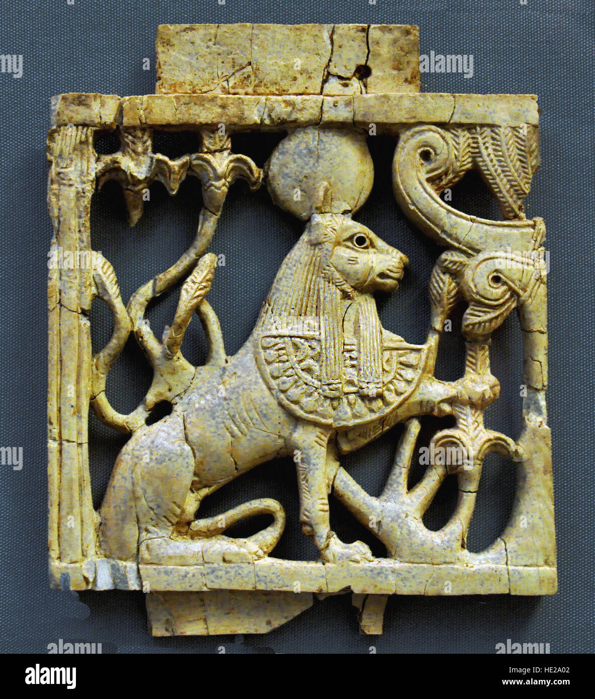 6007. Plaque d'ivoire représentant un Sphinx tête ram. Nimrud, Mésopotamie, 9-8th. C. C.-B.). Banque D'Images
