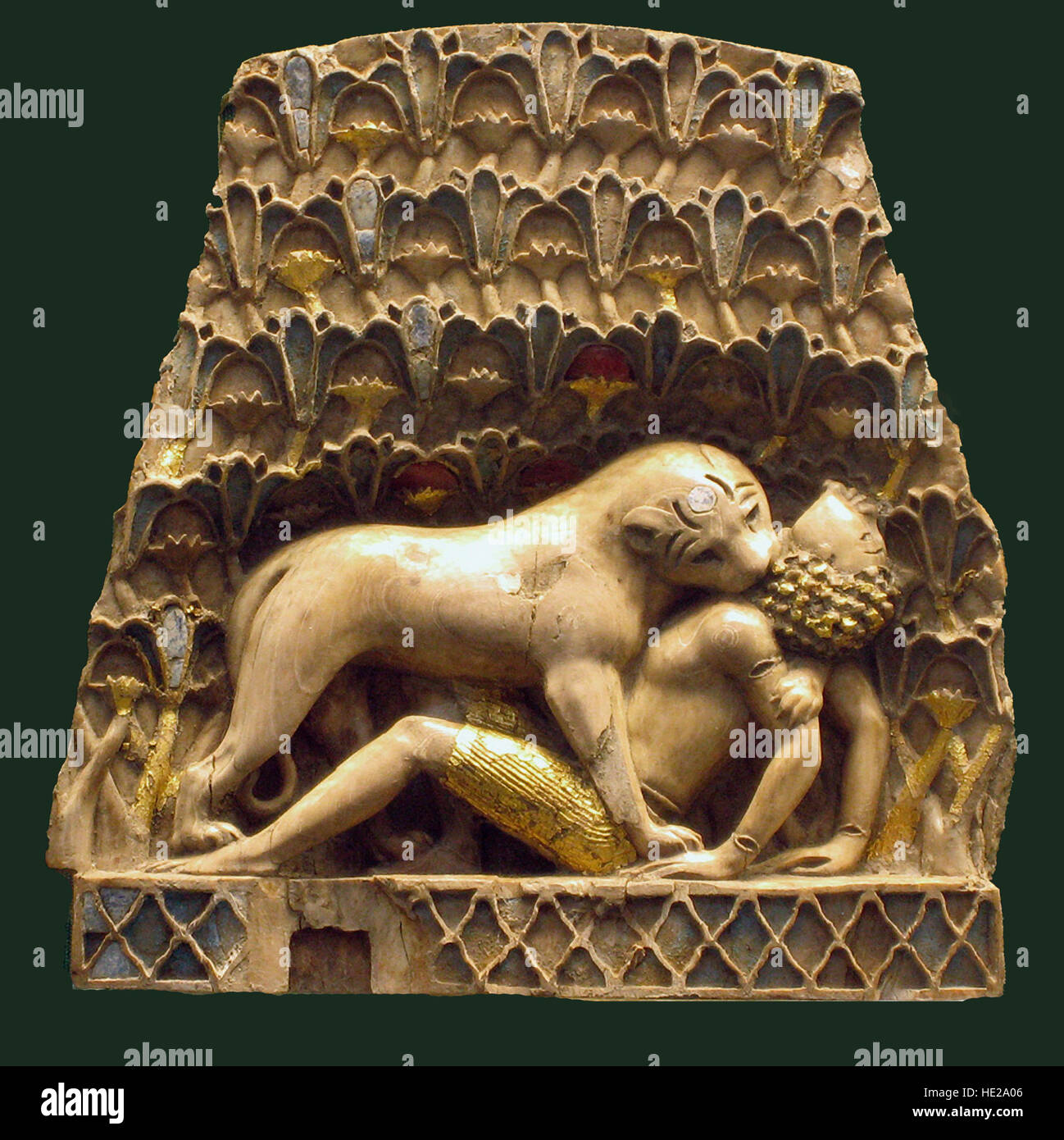 6013. Plaque d'Ivoire représentant une lionne attaquant un garçon. Nimrud, Mésopotamie, 899-700 BC. Banque D'Images