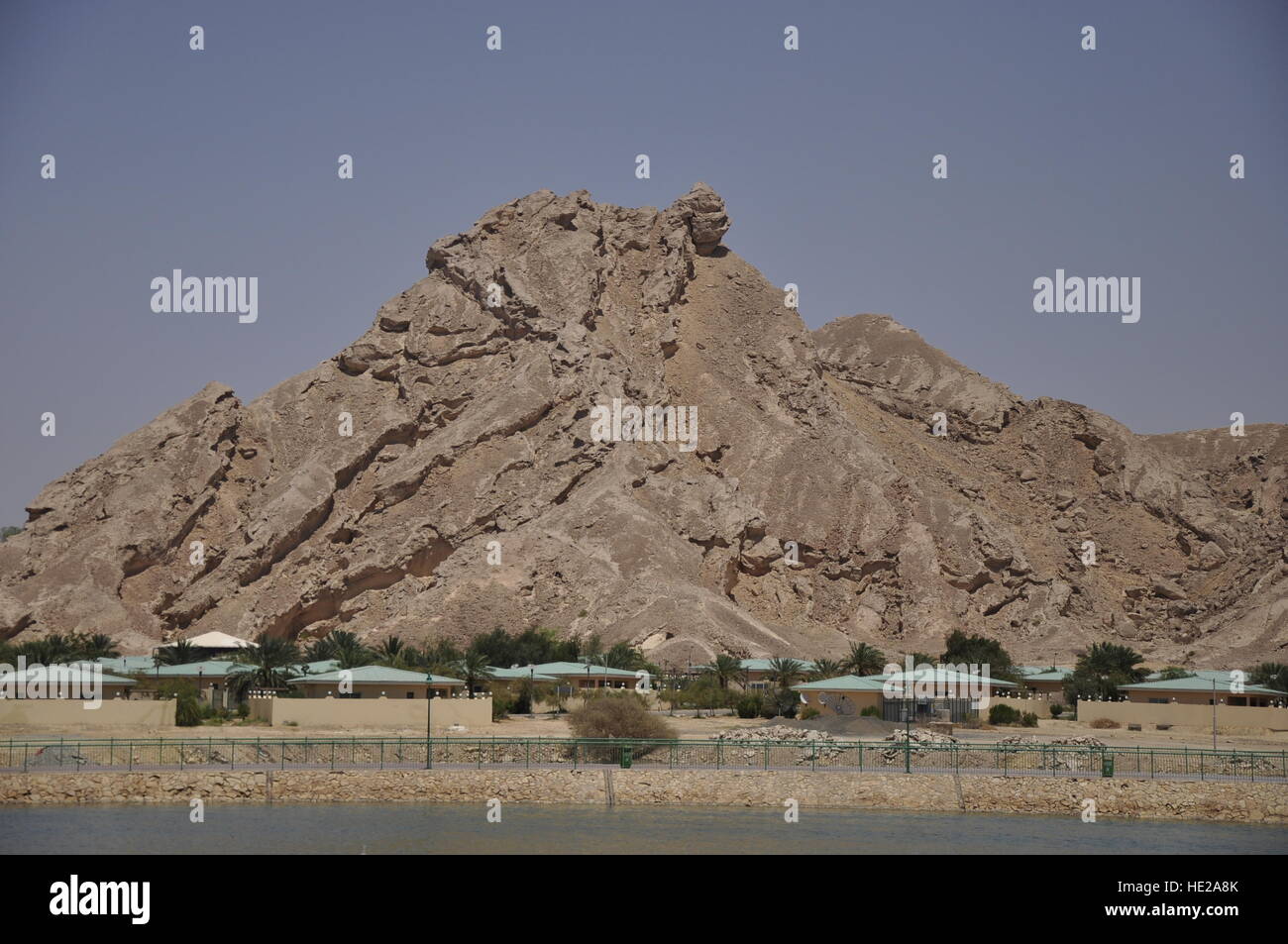 Barrage Mubazzarah Park et Al Ain Émirats Arabes Unis Abri Roofdeck roches calcaire arbres Automne Printemps Arbre Tunnel Banque D'Images