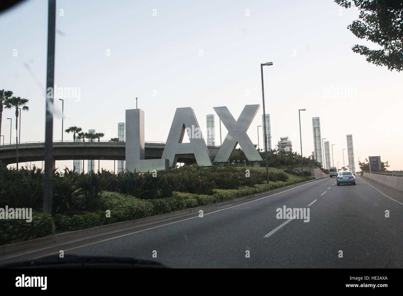 Freeway ,Expressway, route arrivant à l'aéroport de LAX à signer énorme, Los Angeles,L.A.,California,USA.United,membres,de,l'Amérique, Banque D'Images