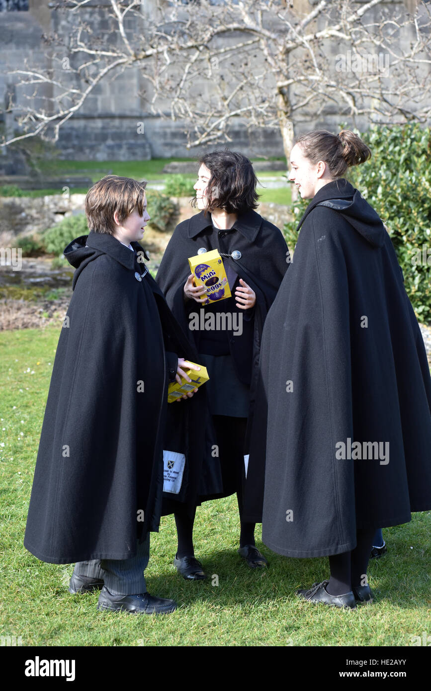 Wells Cathedral Choir choristes à la chasse aux Œufs de Pâques après choriste de douane sont plus à la cathédrale de Wells. Banque D'Images