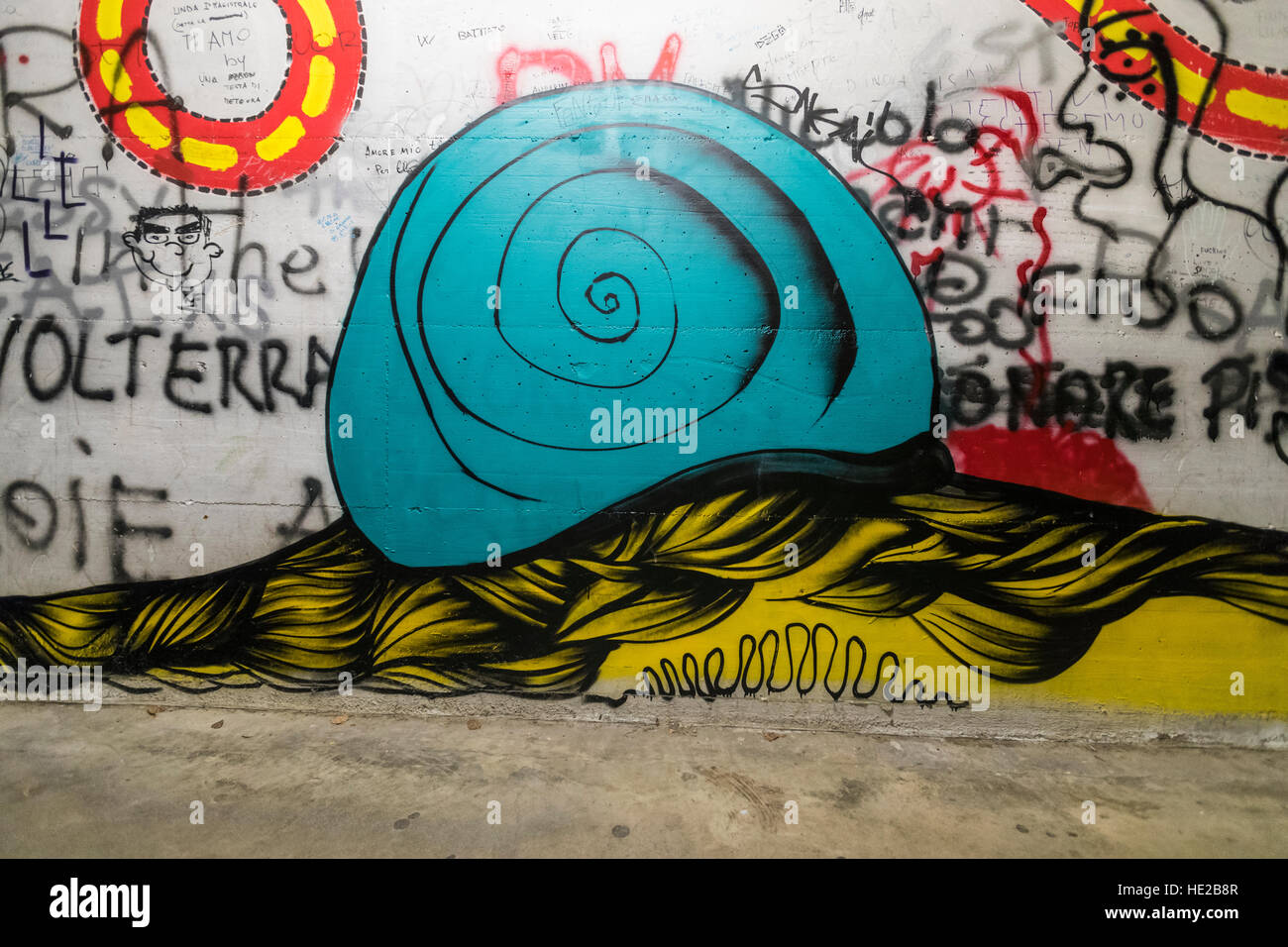 Graffiti dans un cadre de passer à travers les murs de la ville, Volterra, Toscane, Italie. Banque D'Images