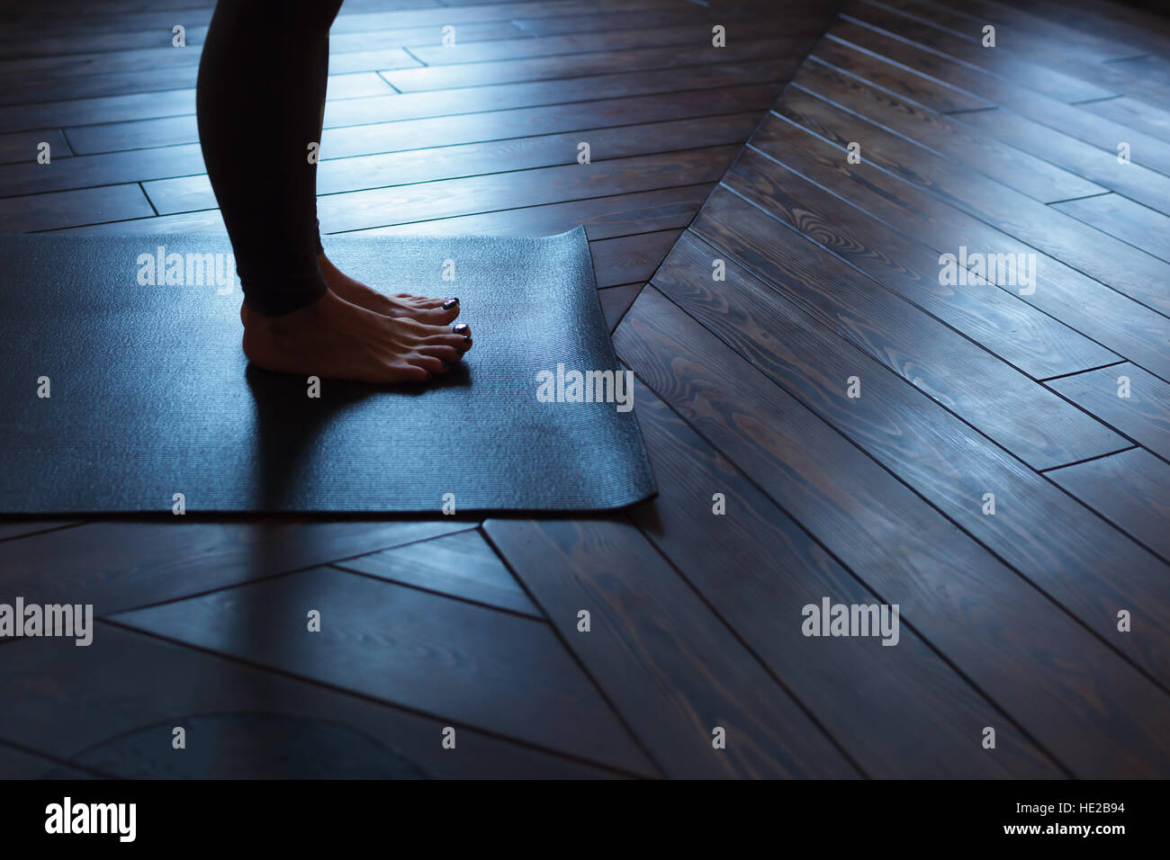 Préparation à la pratique du yoga, des exercices contre les pieds plats, les muscles du pied chaud Banque D'Images