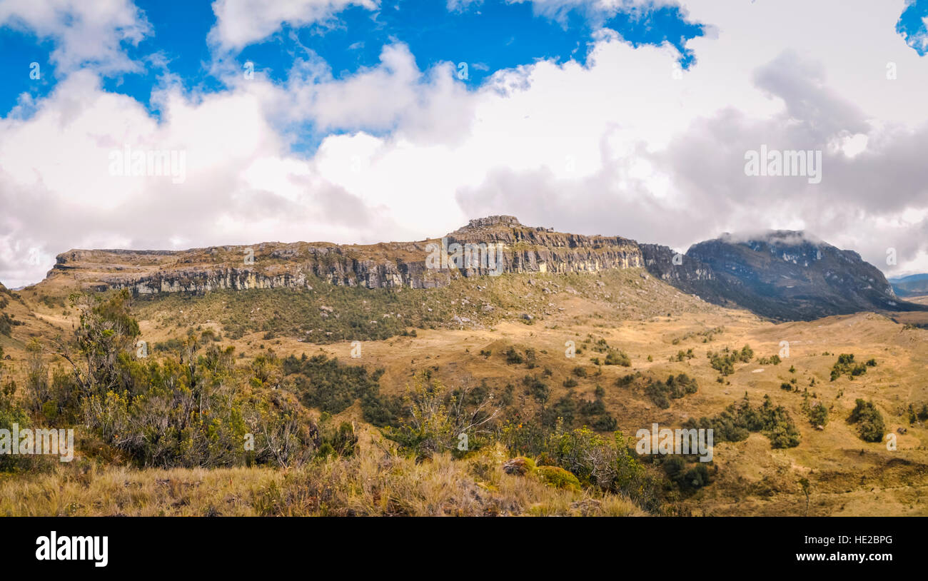 Vue panoramique de la colline de rochers en Trikora, Papouasie, Indonésie. C'est zone, rarement visités par les gens. Banque D'Images