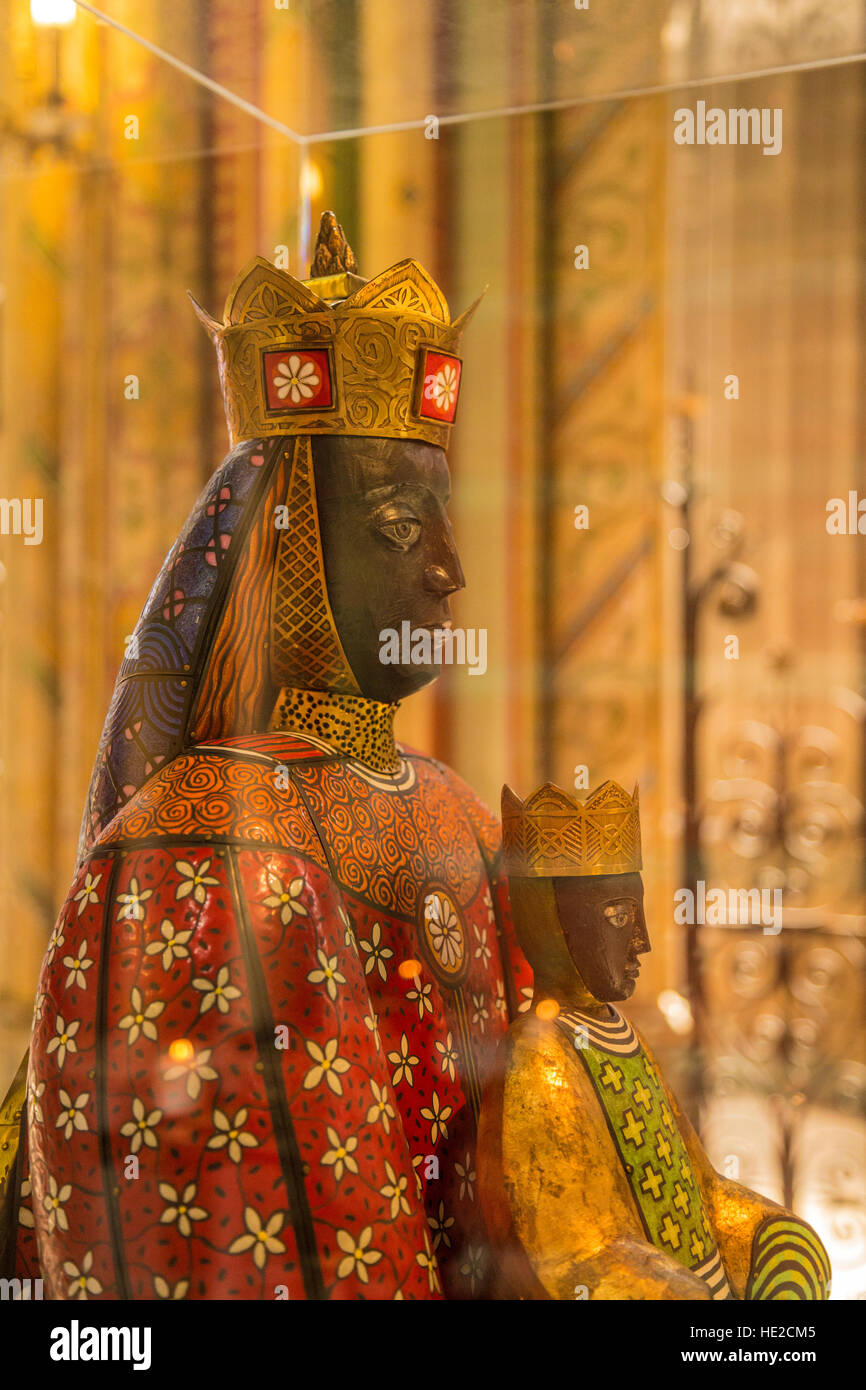 Vierge noire et son enfant dans la Cathédrale St Etienne Limoges France Banque D'Images