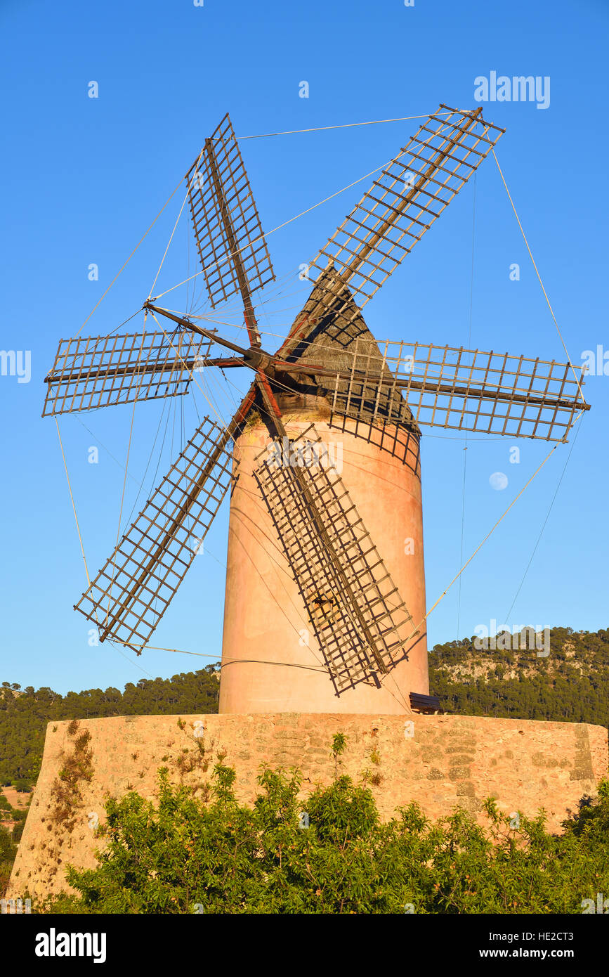 Ancien moulin à vent traditionnel sous un ciel bleu Banque D'Images
