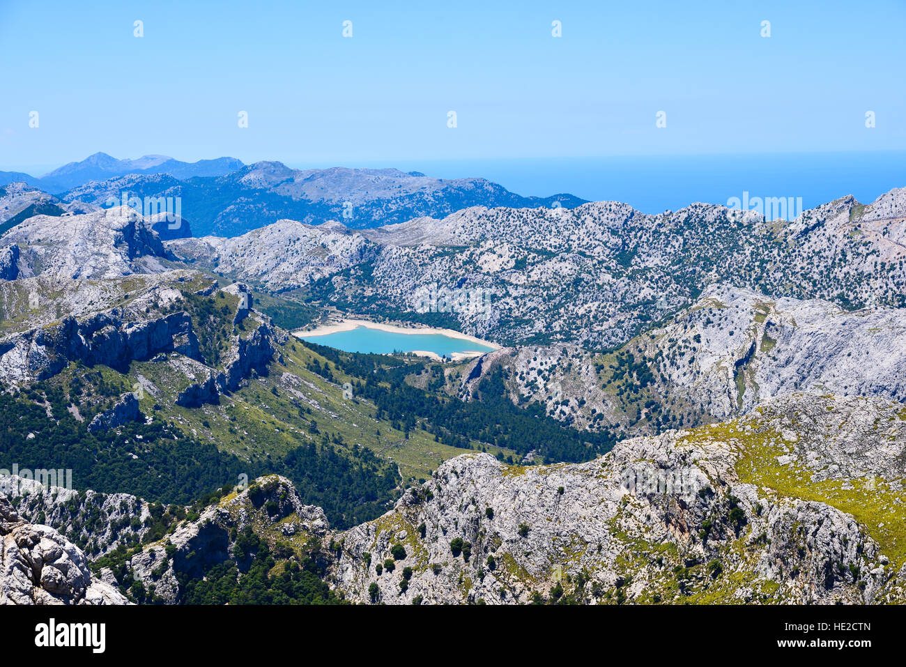 Gamme haute montagne avec un lac bleu sur l'île de Majorque Banque D'Images