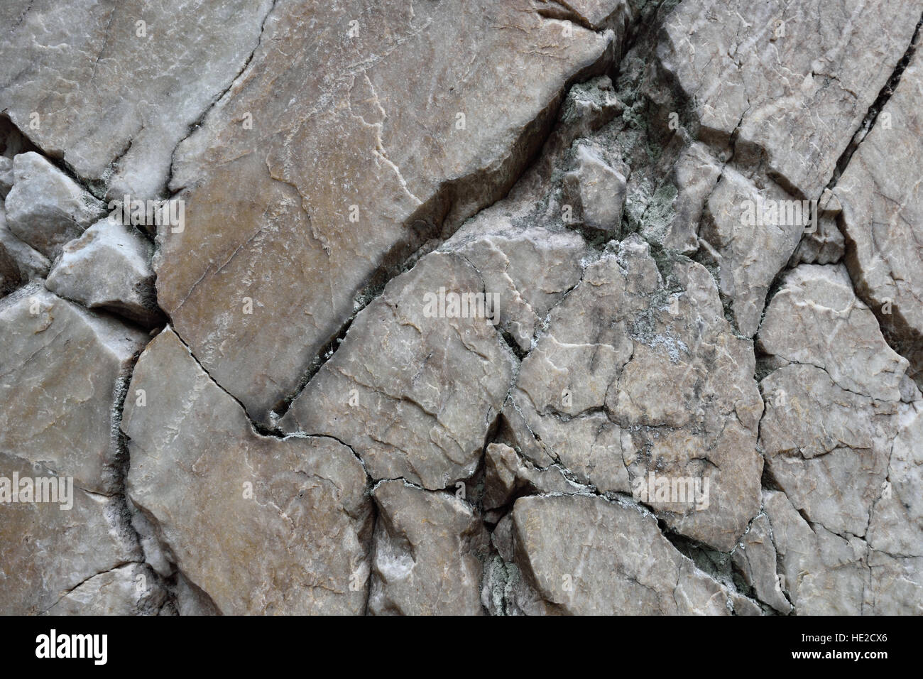 Broken et quartzite fissurée texture rock Photo Stock - Alamy