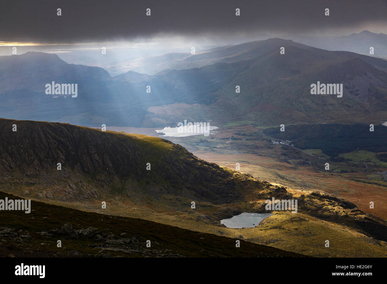 Vue depuis le sentier de Llanberis près du sommet de Snowdon, parc national de Snowdonia (Eryri), Gwynedd, pays de Galles. Banque D'Images