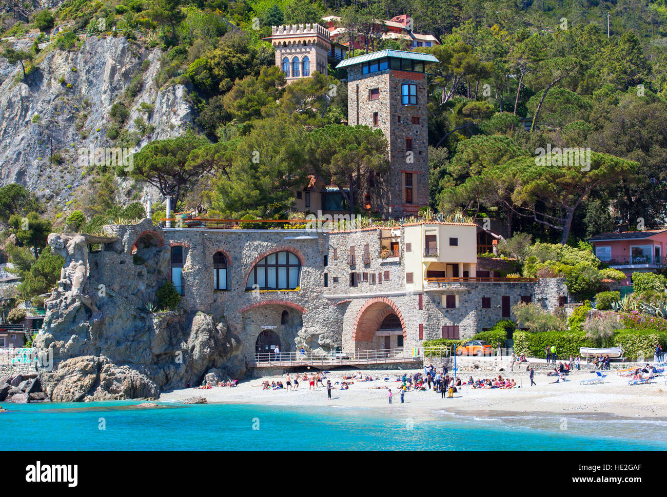 La plage de Monterosso al Mare avec la célèbre sculpture géante sur le côté gauche. Cinque Terre, Ligurie, Italie. Banque D'Images