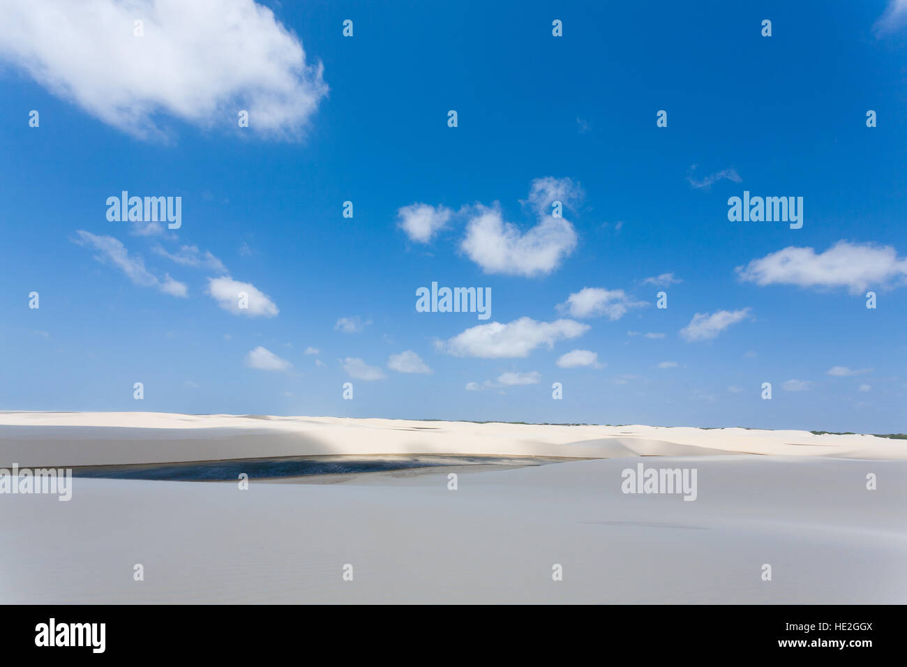 Dunes de sable blanc panorama du Parc National Lencois Maranhenses, au Brésil. Lagon d'eau de pluie. Paysage du Brésil Banque D'Images