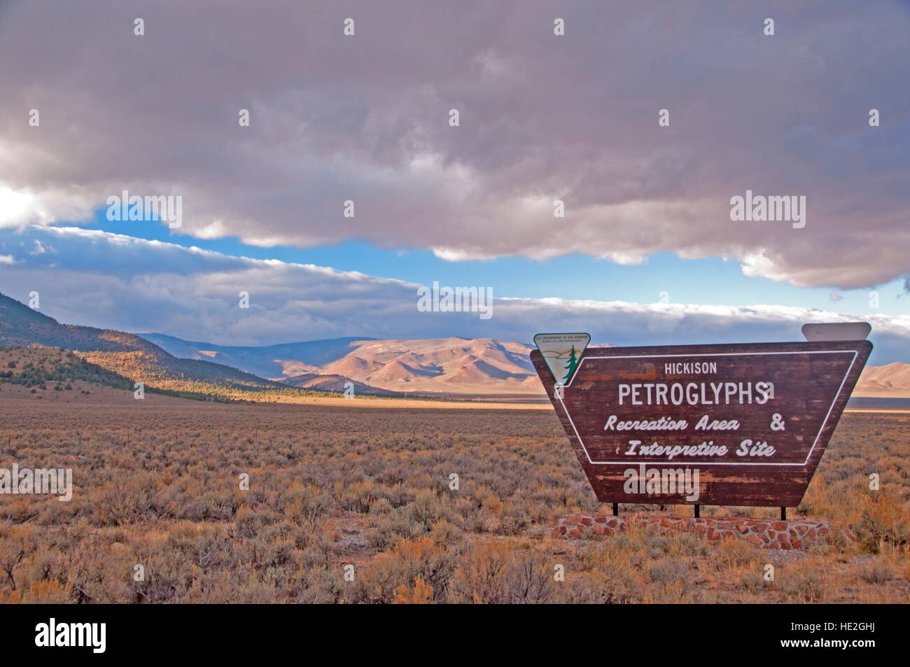 Le marqueur de l'US Highway 50, la route plus solitaire en Amérique, à l'est de Austin, Nevada, pour l'Hickison Petroglyph Recreation Area Banque D'Images