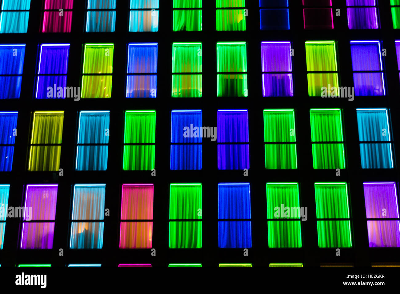 Vitres teintés de texture. Fenêtres éclairées par des néons arrière-plan. Banque D'Images