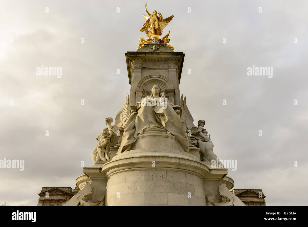 Mémorial de l'impériale à la reine Victoria (1911, conçu par Sir Aston Webb) devant le palais de Buckingham à Londres, au Royaume-Uni qui a été construit en l'honneur de la Reine V Banque D'Images