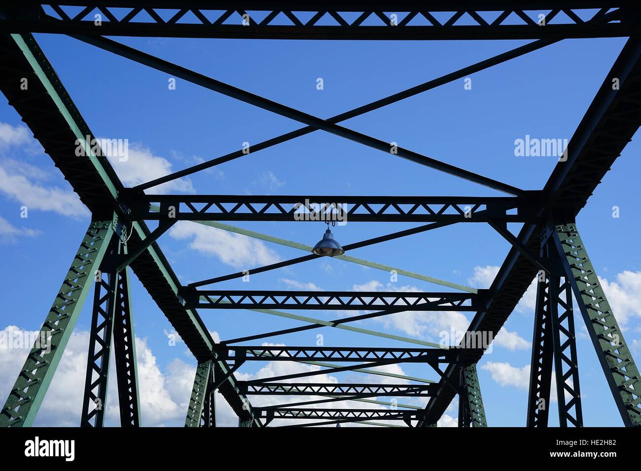 Structure en acier au-dessus du pont d'appui sur fond de ciel bleu Banque D'Images