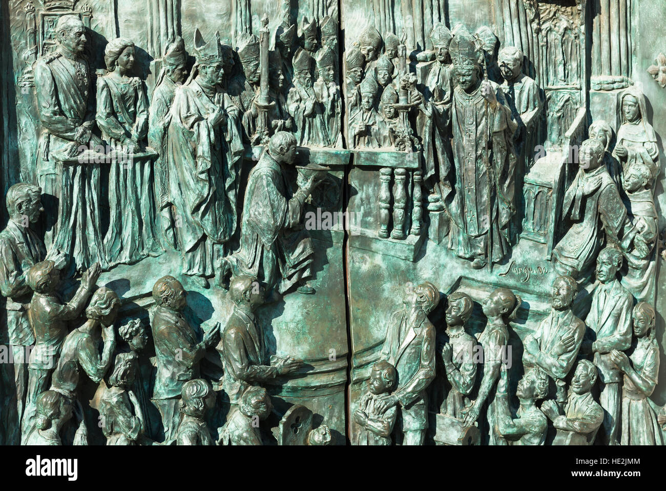 Cathédrale de l'Almudena, Santa María la Real de La Almudena. Détail de portes de bronze à l'entrée. Madrid, Espagne. Banque D'Images