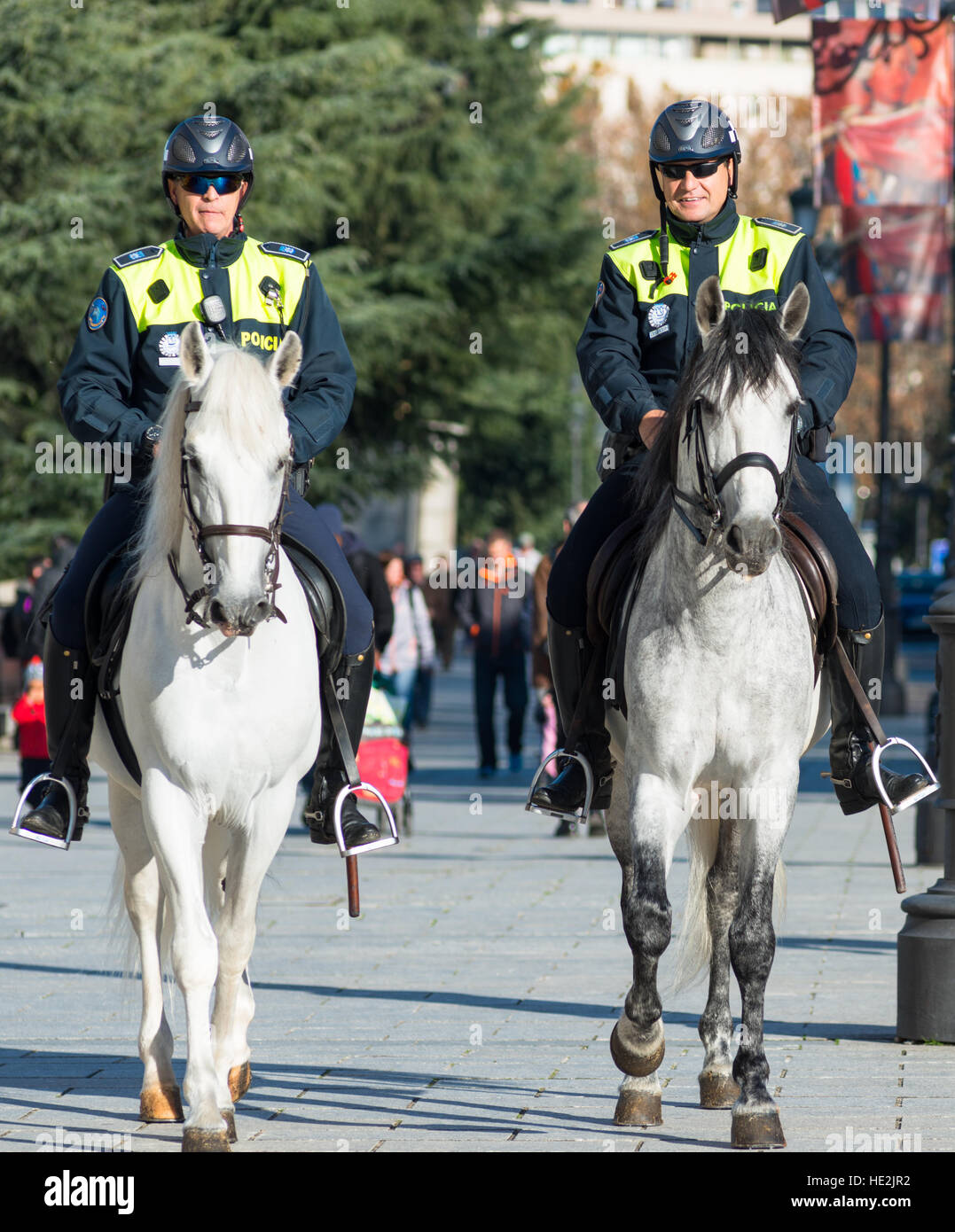 La police espagnole sur l'Calle de Bailén près du Palais Royal, Madrid, Espagne. Banque D'Images
