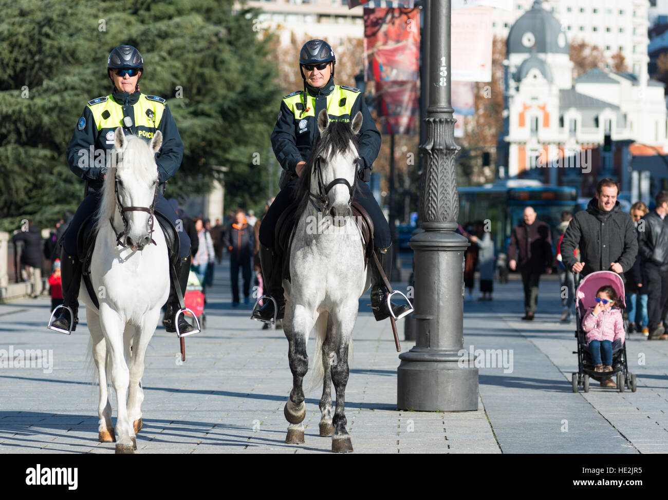 La police espagnole sur l'Calle de Bailén près du Palais Royal, Madrid, Espagne. Banque D'Images