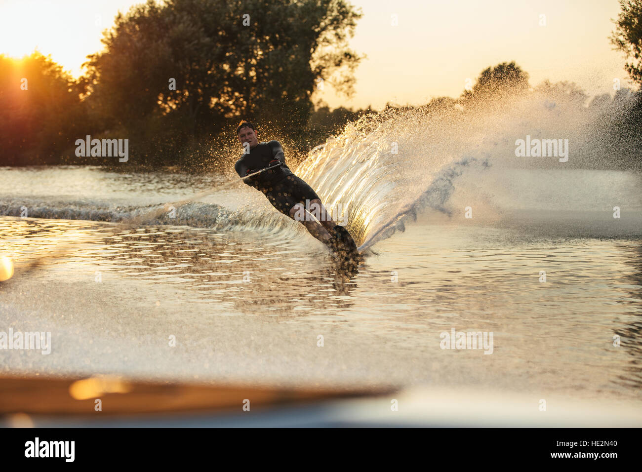 Man riding planche dans un lac. La skieuse de l'eau en action sur le lac. Banque D'Images