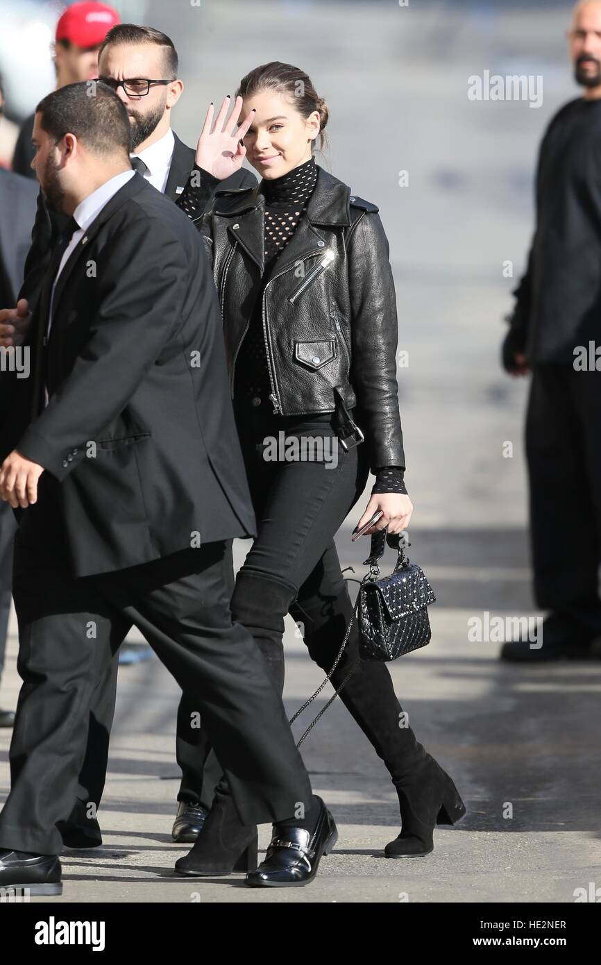 Hailee Seinfeld vu arriver à l'ABC Studios pour Jimmy Kimmel Live avec Hailee Steinfeld : où : Los Angeles, California, United States Quand : 01 Nov 2016 Banque D'Images