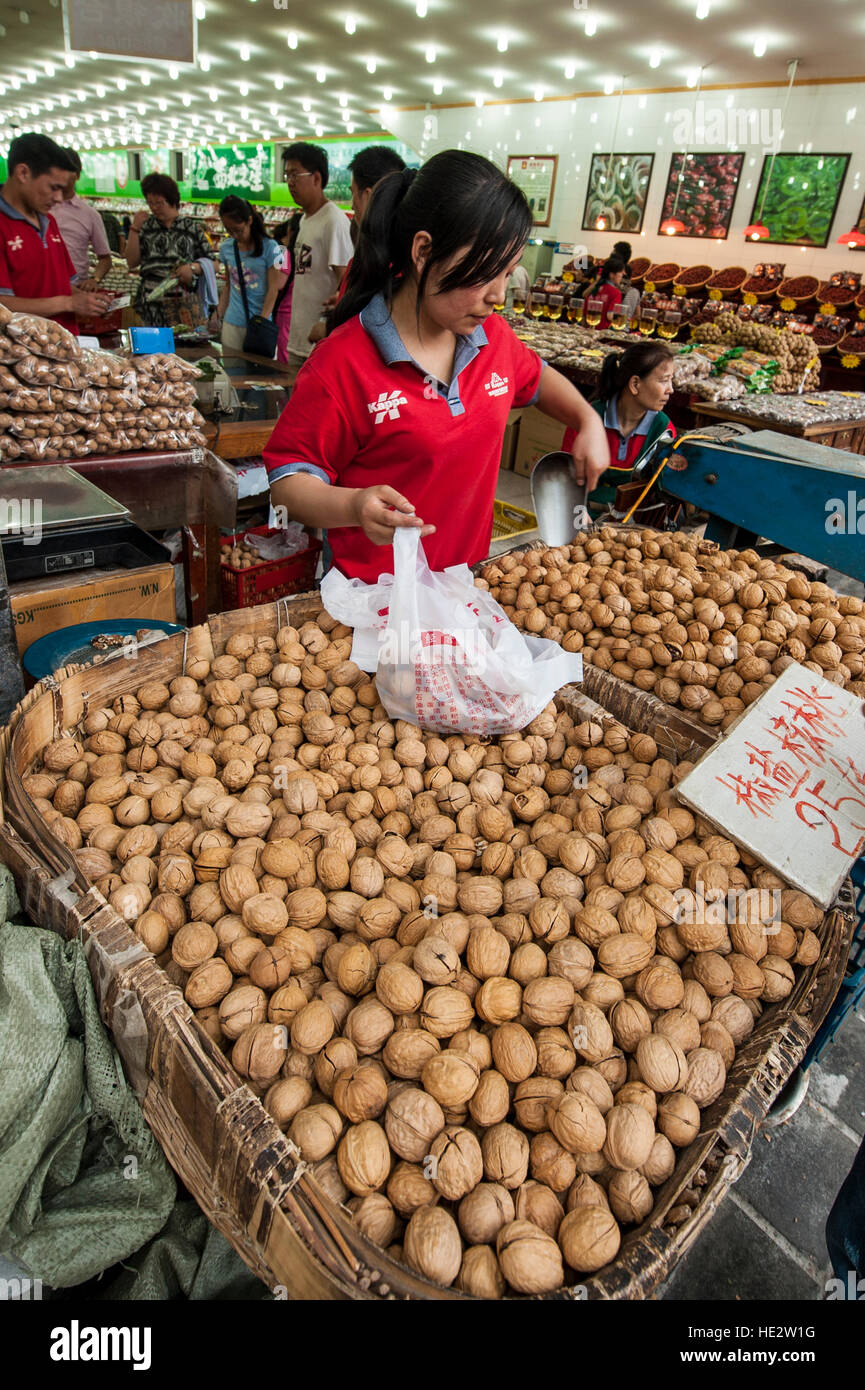 Vendeur noix marché quartier musulman Xian, Chine. Banque D'Images