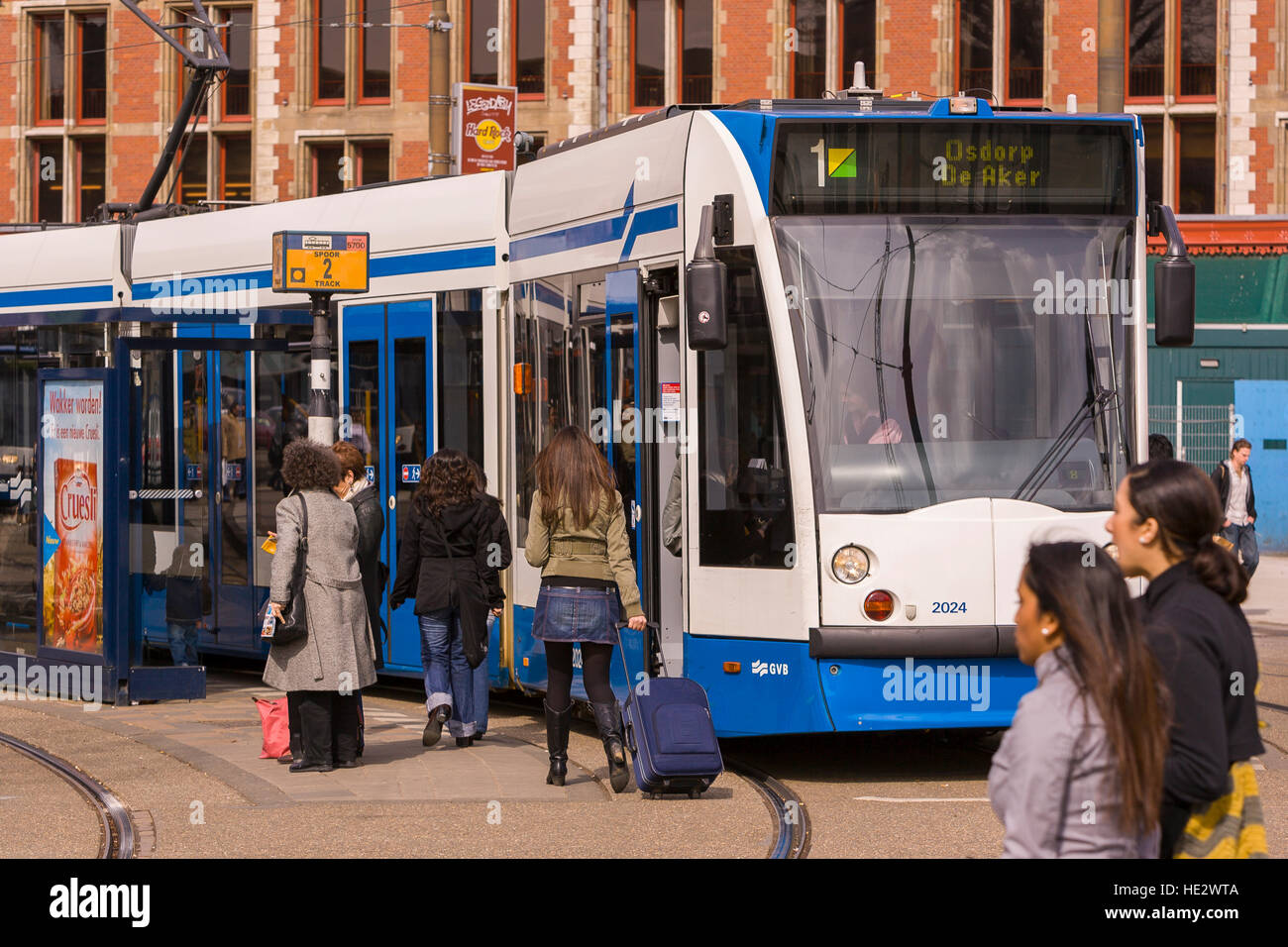 AMSTERDAM, Pays-Bas - les tramways et les personnes à la gare centrale d'Amsterdam, la gare ferroviaire principale. Banque D'Images