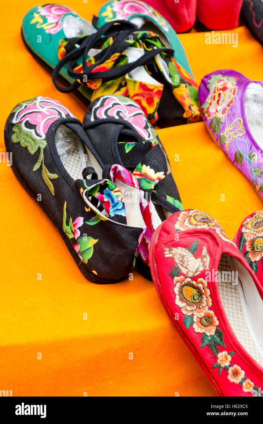 Chaussures sandales pantoufles Longsheng Longji terrasses de riz dos Dragon Longsheng rizières, Guilin, Guangxi, Chine. Banque D'Images