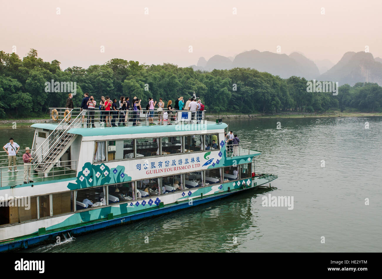 Paysage karstique sur croisière sur la rivière Li yangshuo guilin Guangxi, Chine. Banque D'Images