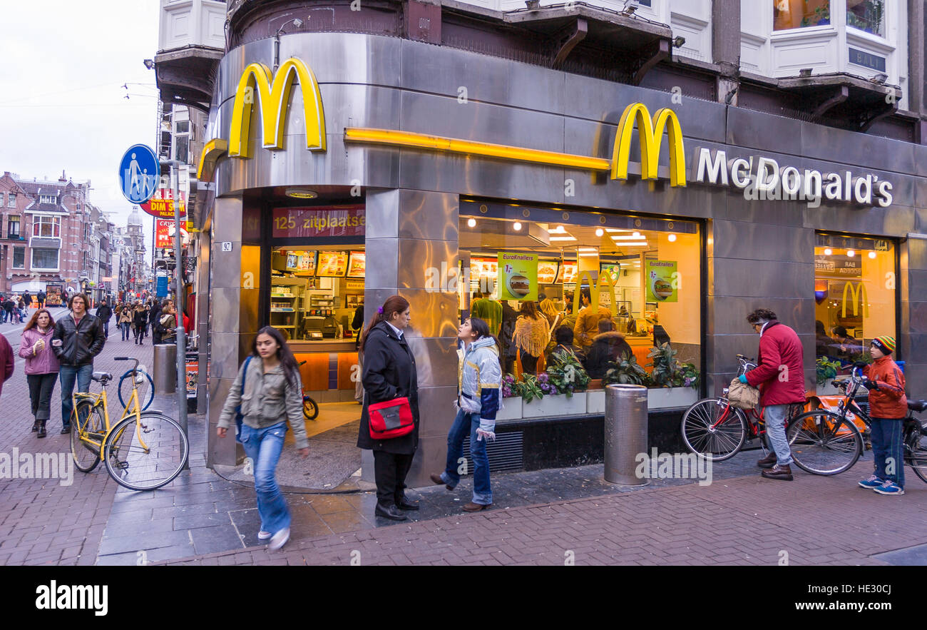 AMSTERDAM, Pays-Bas - McDonald's restaurant fast food. Banque D'Images