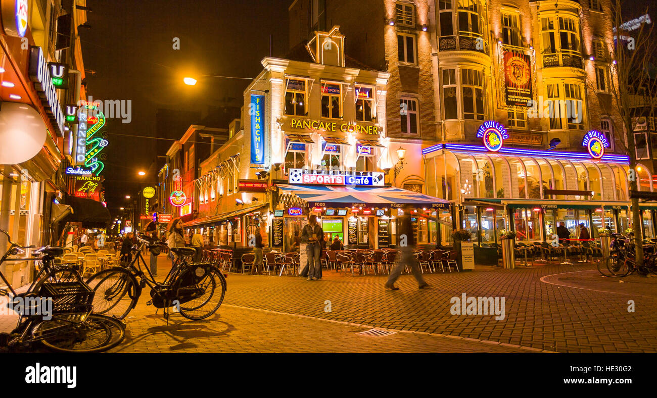 AMSTERDAM, Pays-Bas - Scène de rue la nuit. Banque D'Images