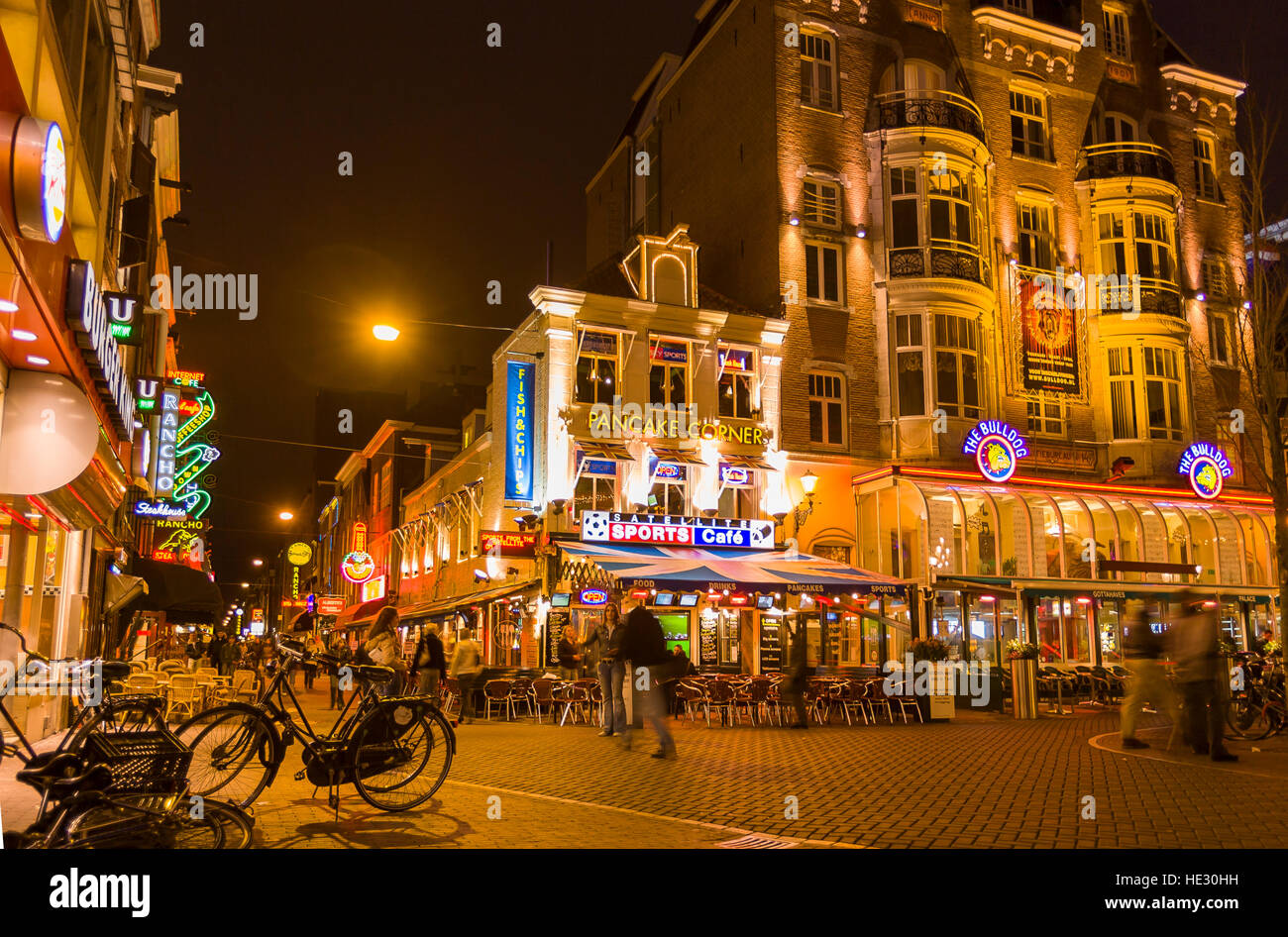 AMSTERDAM, Pays-Bas - Scène de rue la nuit. Banque D'Images