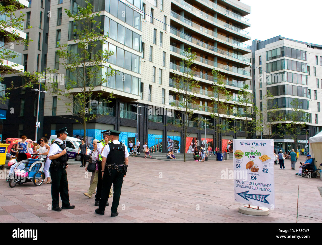 Ces membres de la police locale s'arrêter pour un chat calme pendant une longue après-midi dans la région de Belfast Titanic Quarter. Banque D'Images