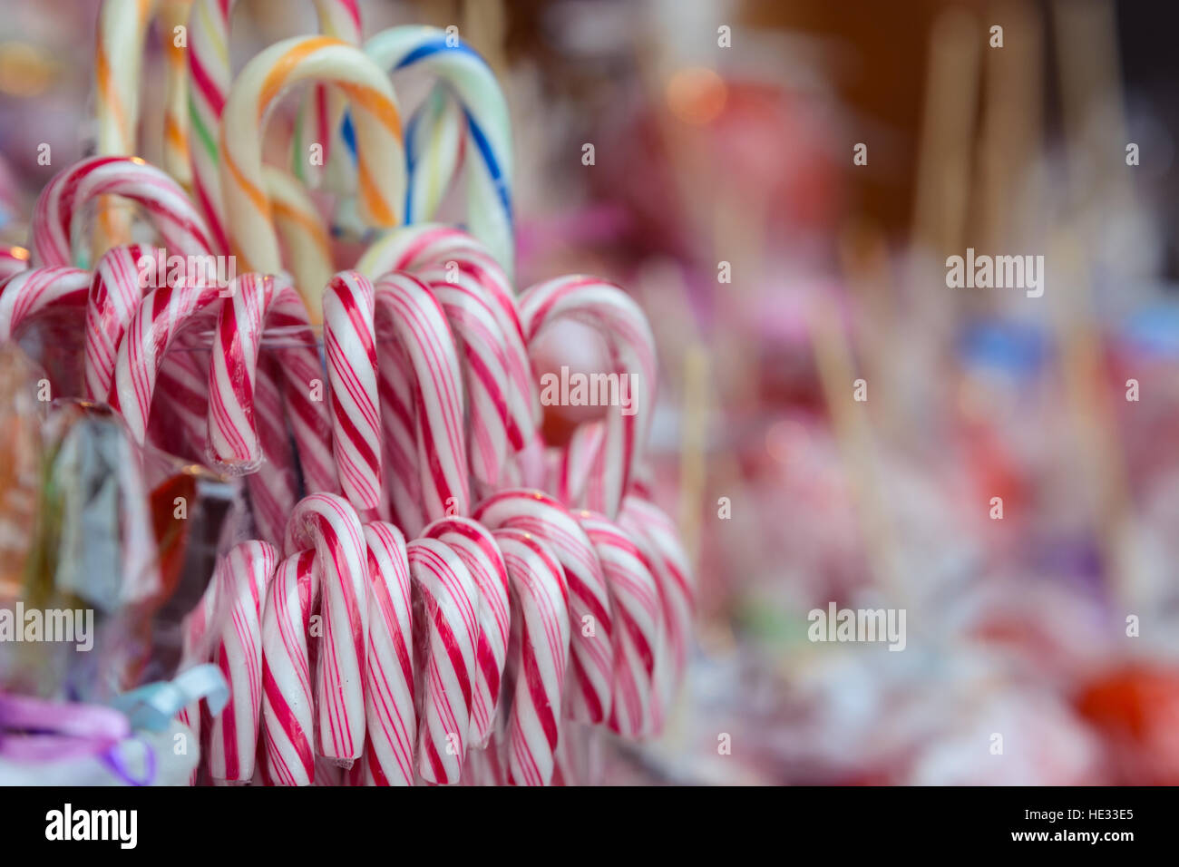 Canne de Noël traditionnel lollipops compilée. Profondeur de champ. Banque D'Images