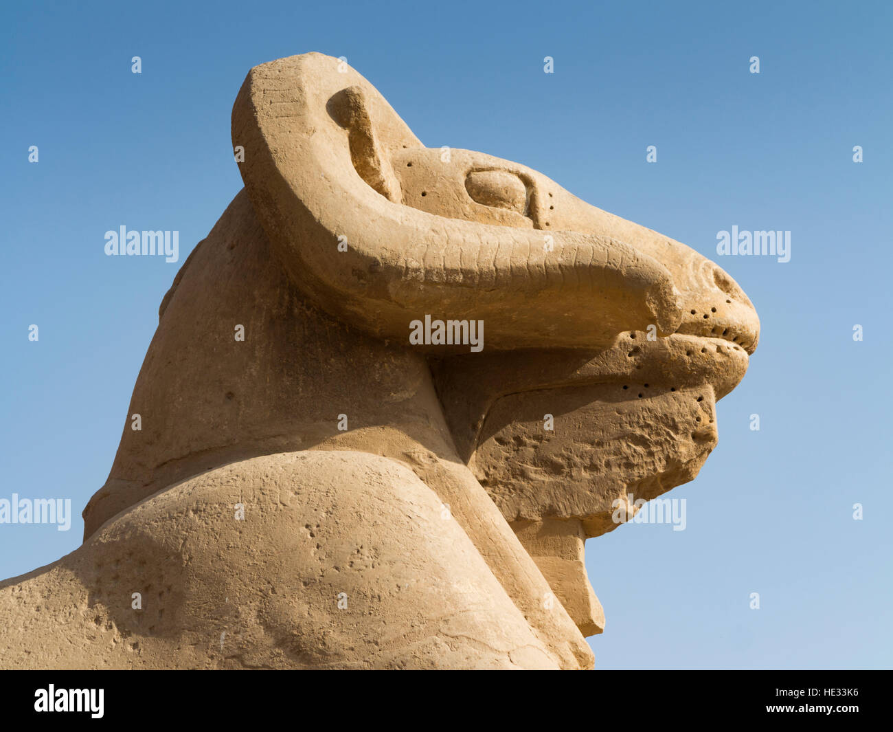 Avenue de Toutankhamon de Sphinx menant du 10ème pylône du Temple de Karnak au temple de Mout à Louxor, Égypte, Afrique du Nord Banque D'Images