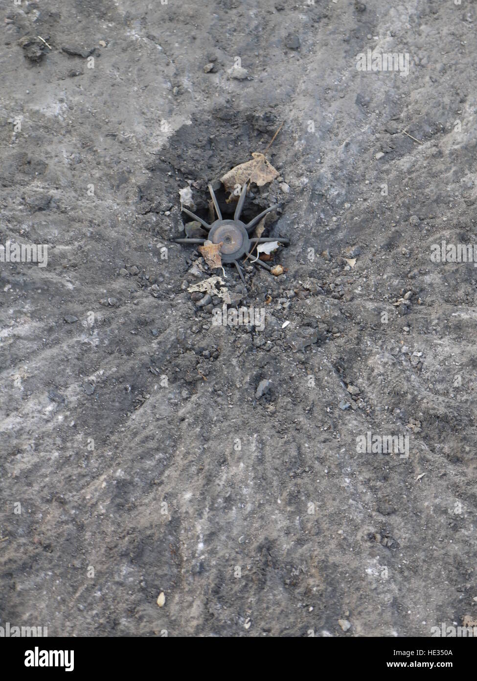 Un des obus de mortier sont tombés sur la route près de Donetsk, dans l'Est de l'Ukraine Banque D'Images