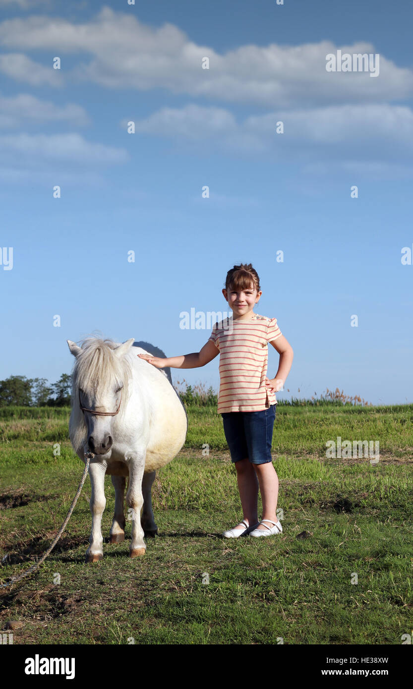 Happy little girl et pony horse Banque D'Images