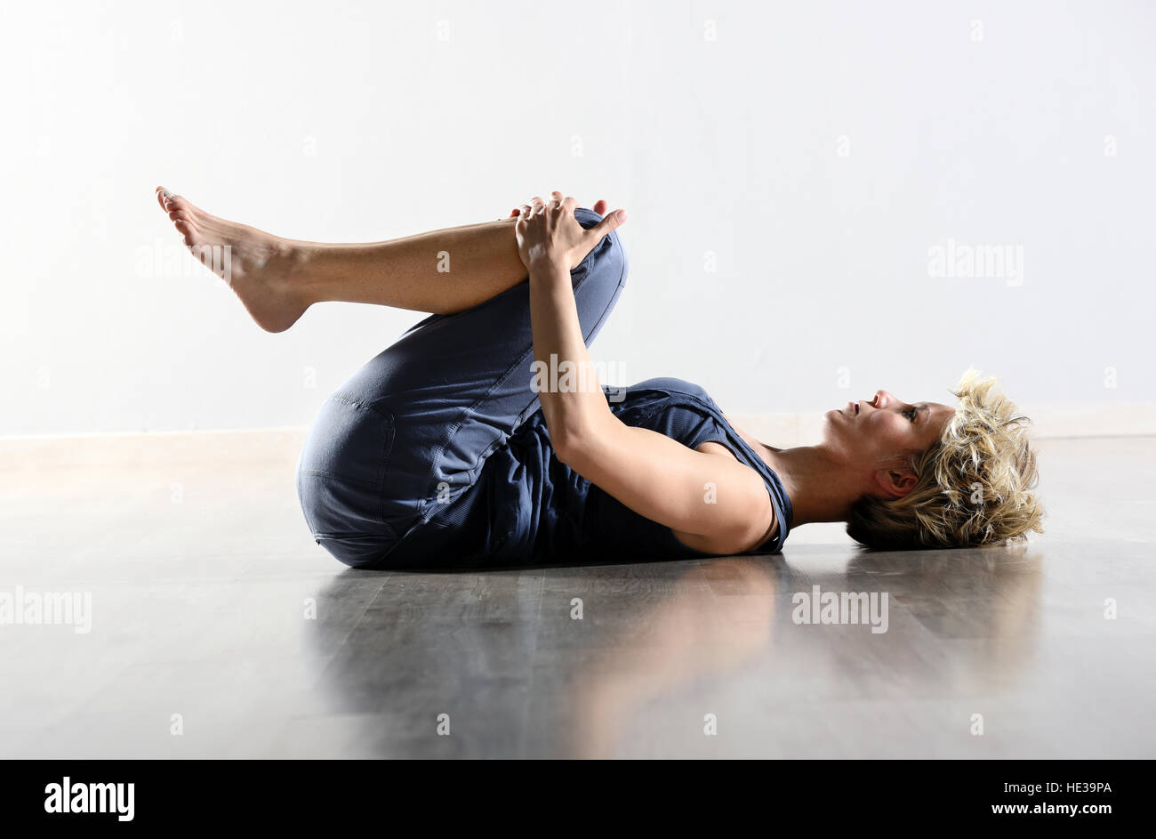 Jeune femme travaillant dans une salle de sport faire des exercices de remise en forme et d'abdominal crunches Banque D'Images