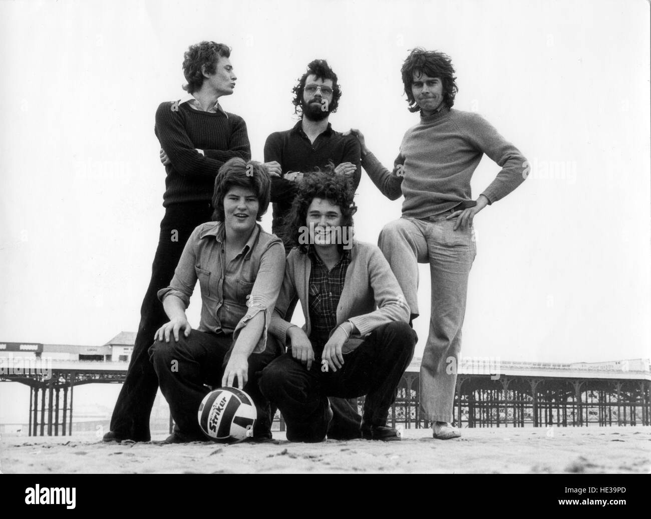 Les jeunes hommes adolescents posant sur la plage de Blackpool 1972 Banque D'Images