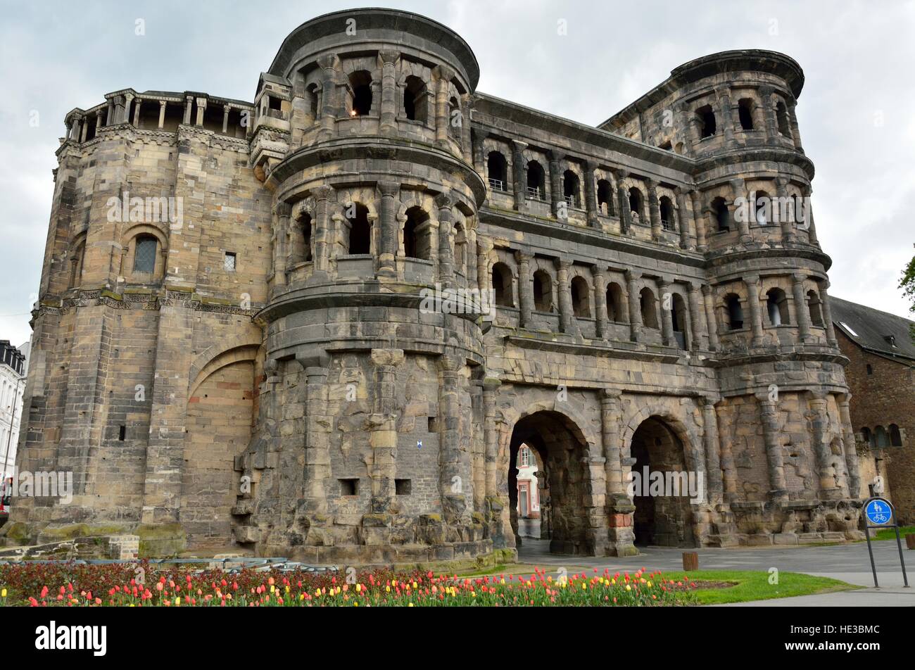 2ème siècle porte de ville romaine Porta Nigra de Trèves en Allemagne. Banque D'Images