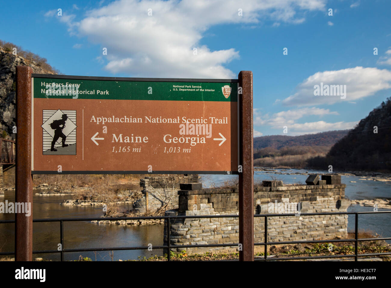 Harpers Ferry, WV - un signe pour le sentier des Appalaches, où le sentier traverse la rivière Potomac. Banque D'Images