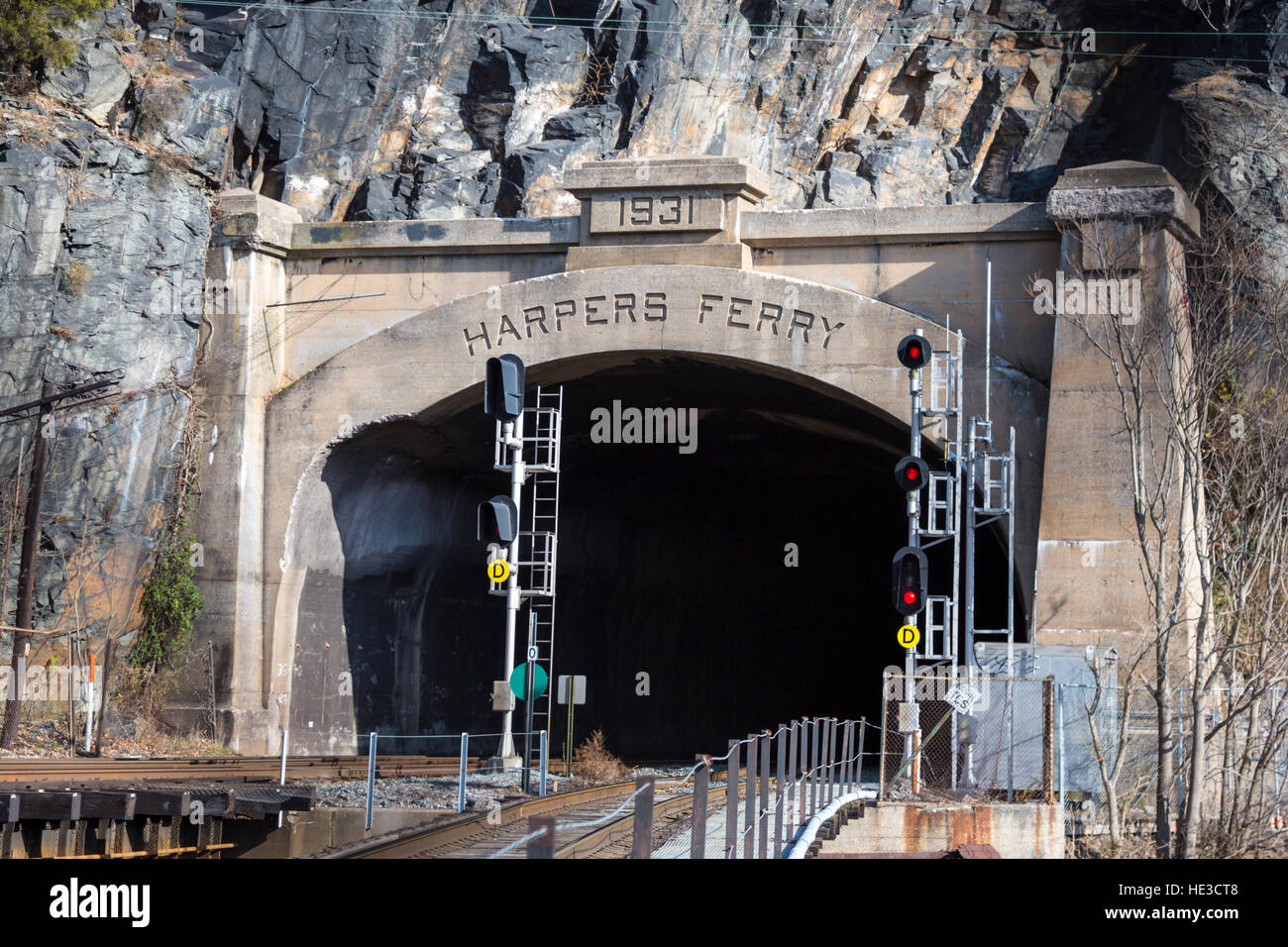 Harpers Ferry, WV - La CSX Railroad tunnel comme il ressort de la Blue Ridge de l'autre côté de la rivière Potomac de Harpers Ferry. Banque D'Images