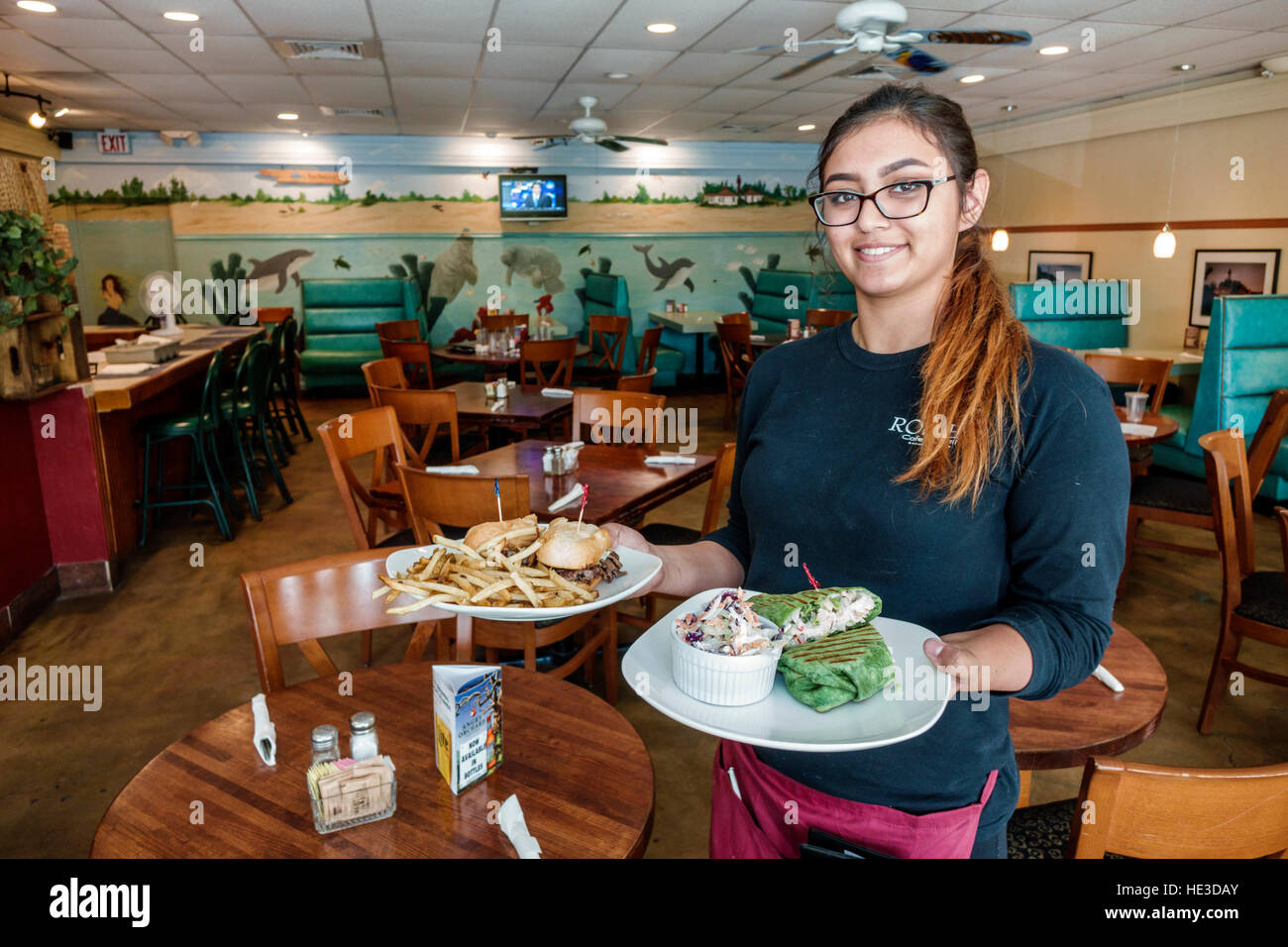 Florida Sanibel Island, Rosie's Cafe & Grill, restaurant restaurants restauration café cafés, intérieur, adultes hispaniques, femme femme femme, Wai Banque D'Images