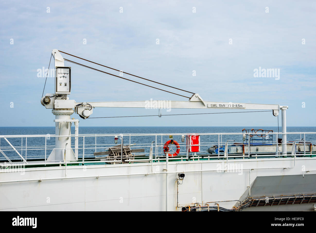 Grue sur le cargo navire à la mer Banque D'Images