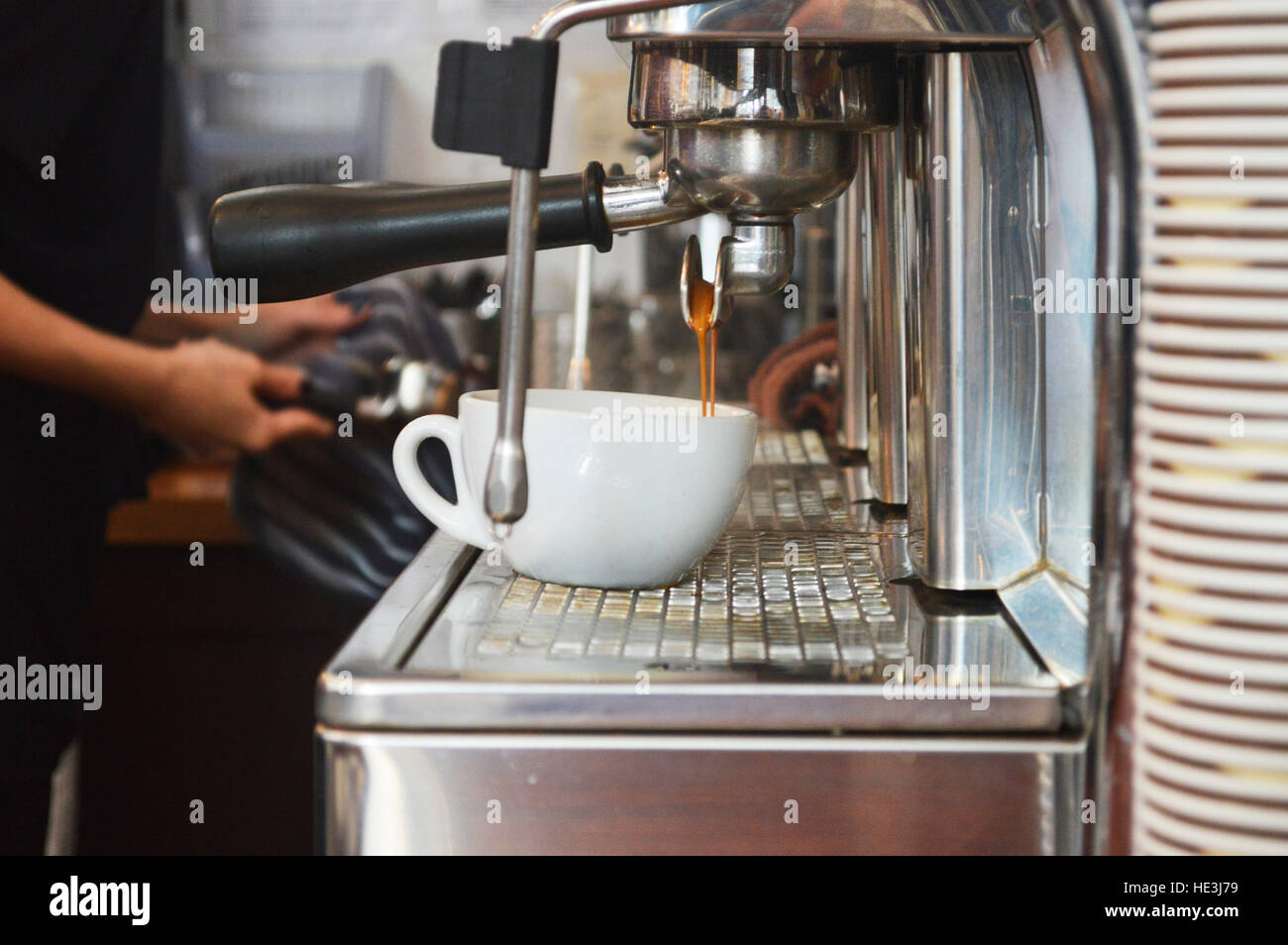 CARDIFF, Royaume-Uni. 13 octobre 2016. Café dans le point d'être faite dans le Plan cafe dans les Morgan Arcade. © Jessica Gwynne - Photographe indépendant Banque D'Images