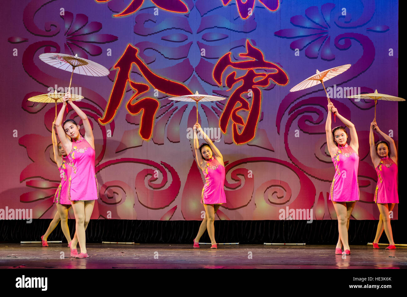 Interprètes acrobates de Shanghai parasols show Shanghai, Chine. Banque D'Images