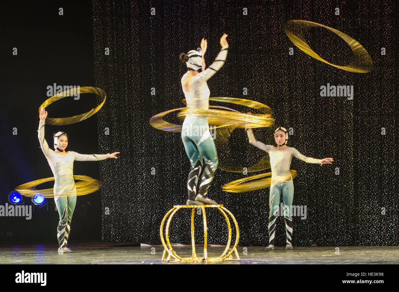 Interprètes acrobates de Shanghai hoops show Shanghai, Chine. Banque D'Images