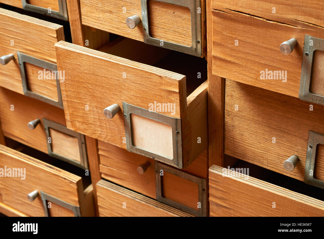 Milieux et de textures : très vieille armoire en bois avec tiroirs Banque D'Images