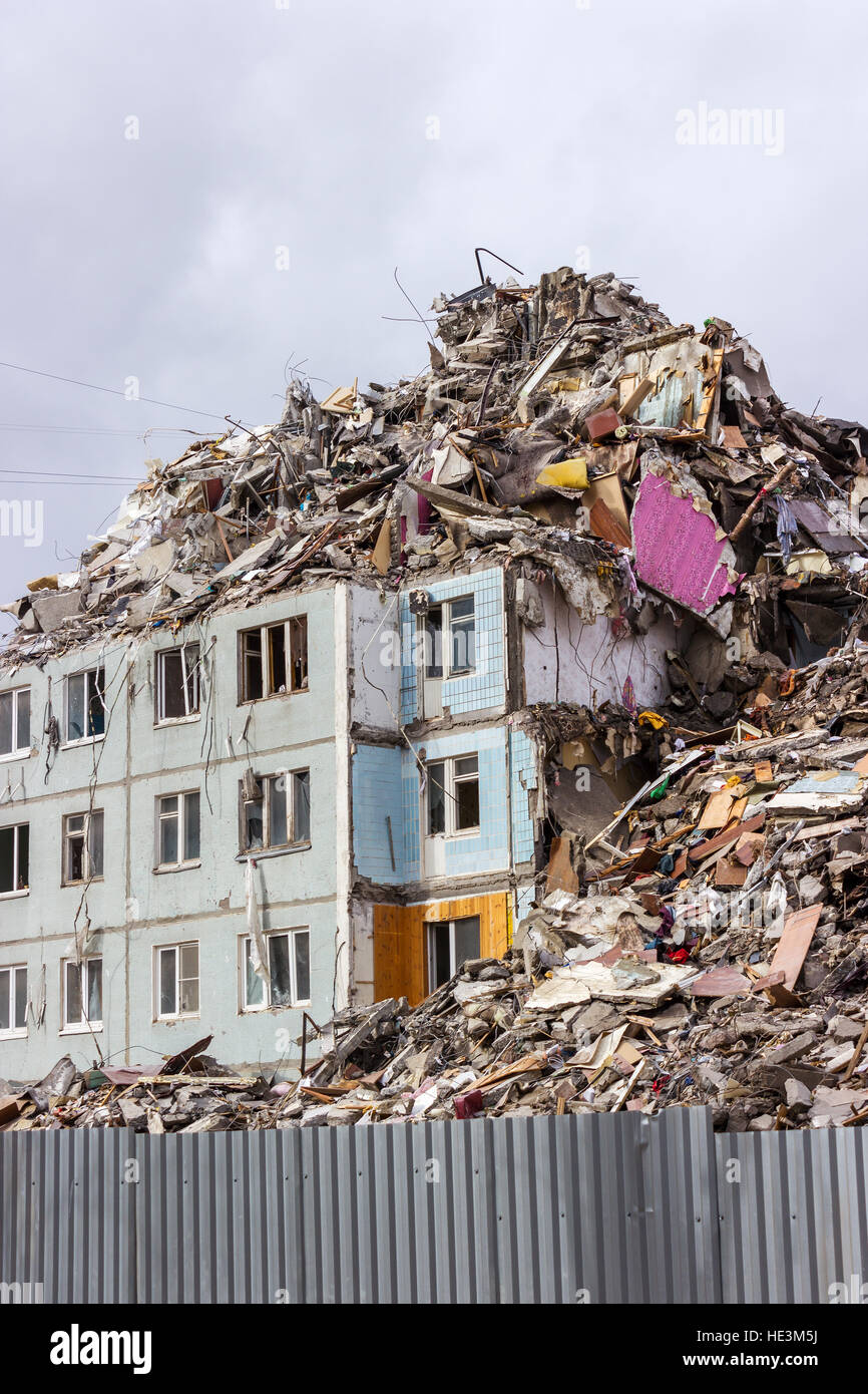 Démolition de bâtiments en milieu urbain. Maison en ruines. Banque D'Images